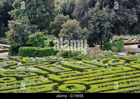 Florence, Italie. Villa Medici della Petraia (La Petraia). Parterres de formel dans les jardins en terrasses surplombant la ville Banque D'Images