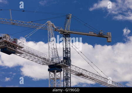 Deux grues travailler sur un site de construction dans la région de Burlington en Ontario, le 9 mai 2016. Banque D'Images