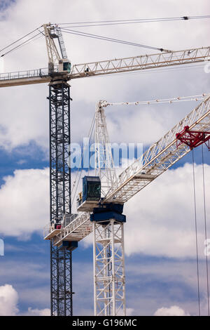 Deux grues travailler sur un site de construction dans la région de Burlington en Ontario, le 9 mai 2016. Banque D'Images