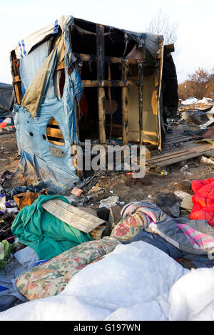 Les dommages causés par l'incendie, les résultats du 1er de l'expulsion. La jungle camp de réfugiés et travailleurs migrants, Calais, Nord de la France Banque D'Images