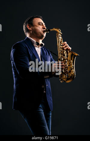 Musicien joue le jazz au saxophone Banque D'Images