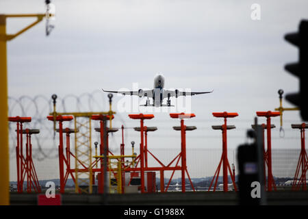 Un avion décolle à l'aéroport de Heathrow. Banque D'Images