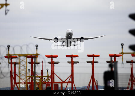 Un avion décolle à l'aéroport de Heathrow. Banque D'Images