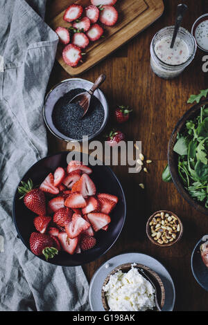 Ingrédients pour la fraise, les épinards et salade de roquette sont photographiés à partir de la vue supérieure. Banque D'Images