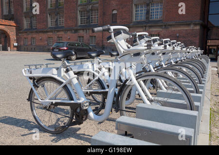 Gobike electric des vélos de ville à la station d'à la Black Diamond à Copenhague. Voir description pour tablet au guidon. Copenhague, Danemark. Banque D'Images