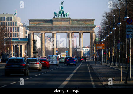 Strasse des 17. Juni, Brandenburger Tor, Fernsehturm, Berlin. Banque D'Images