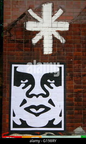 Ein Graffity Art de rue des Kuenstlers Shepard Fairey aus der 'André le Géant'-Serie, Juni 2015, Berlin-Wedding. Banque D'Images