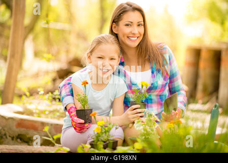 Mère et fille en jardin Banque D'Images