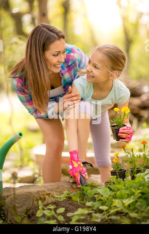 Mère et fille en jardin Banque D'Images