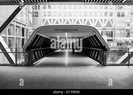 Londres - le 22 mars 2016. Adams Plaza pont menant à One Canada Square à Canary Wharf. Banque D'Images
