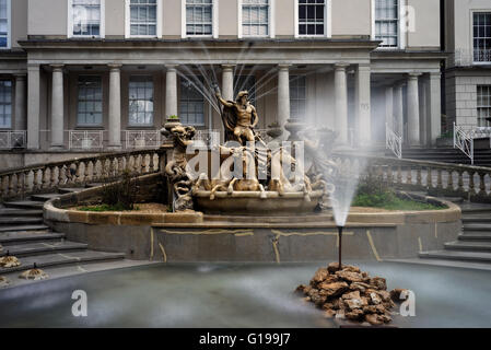 UK,Gloucestershire Cheltenham,Fontaine,Neptunes et les bureaux municipaux Banque D'Images