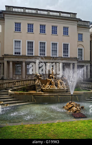 Royaume-Uni, Gloucestershire, Cheltenham, fontaine de Neptunes et bureaux municipaux. Banque D'Images