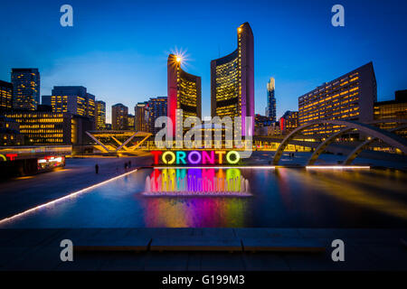 Avis de Nathan Phillips Square et Toronto signer au centre-ville de nuit, à Toronto, en Ontario. Banque D'Images