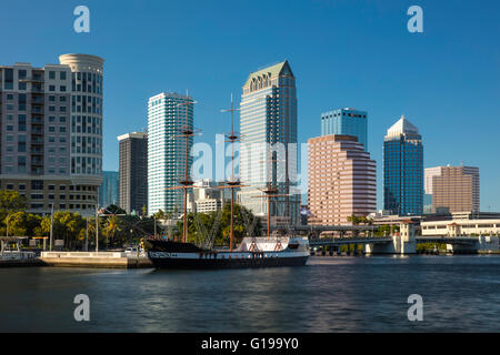 "Pirate" navire Jose Gasparilla (parti, bateau festival) avec des toits de Tampa, Floride, USA Banque D'Images