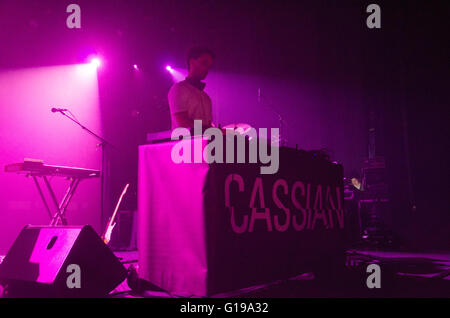 Sydney, Australie - 28 octobre 2015 : l'Enmore Theatre à Sydney a été l'hôte de la "RÜFÜS Vous avez eu raison d''. Cassien et Yuma X ont tous deux appuyé la loi principale RÜFÜS. Sur la photo est l'exécution de Cassien. Banque D'Images