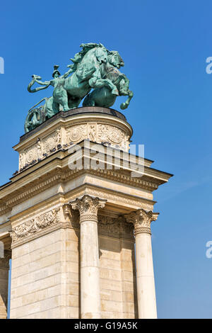 Sculpture de char de guerre au Monument de la Place des Héros à Budapest, Hongrie Banque D'Images