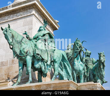 Trois des sept statues de chefs les Magyars sur les objectifs du Millénaire pour Memorial, place des Héros à Budapest, Hongrie. Banque D'Images