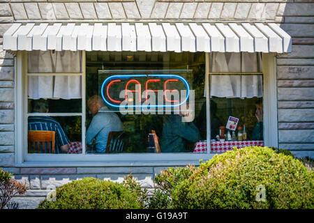 Le Neon Cafe Sign avec des dîneurs dans la fenêtre du Loveless Motel, célèbre pour la cuisine du Sud, biscuits et jambon de pays, à l'extérieur de Nashville, Tennessee Banque D'Images