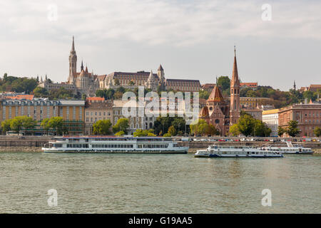 Vue de côté Buda de Budapest avec le Château de Buda, le Bastion des Pêcheurs et St.. La Hongrie. Banque D'Images