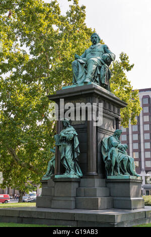 Monument Deak Ferenc au cœur de Budapest, Hongrie. Cette statue est bien ouverte aux touristes et amateurs d'art, néanmoins, l'un de t Banque D'Images