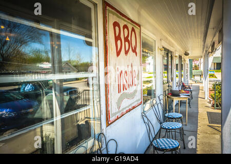 Un barbecue à l'intérieur de signer au porche de l'entrée du célèbre Loveless Motel & Cafe's 'Jambons & Confitures' Marché de pays à Nashville, TN Banque D'Images