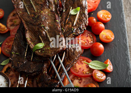 Bavette de boeuf en brochettes avec des tomates Banque D'Images