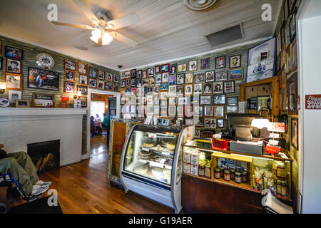 Réception avec photos de têtes célèbres Country Stars sur Wall of Fame au Loveless Cafe & Motel, célèbre pour la cuisine campagnarde, Nashville, Tennessee, Etats-Unis Banque D'Images