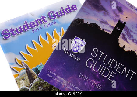 Livres Guide de l'étudiant pour l'Université de Western Ontario photographié sur un fond blanc. Banque D'Images