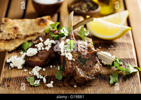 Les côtelettes d'agneau aux herbes et au feta Banque D'Images