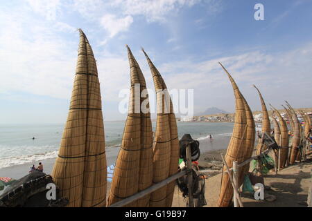 "Caballitos de Totora", bateaux de pêche traditionnels de roseaux, sur la plage de Huanchaco, Pérou. Banque D'Images