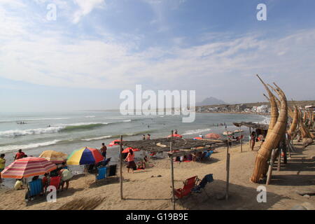 "Caballitos de Totora", bateaux de pêche traditionnels de roseaux, sur la plage de Huanchaco, Pérou. Banque D'Images