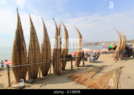 "Caballitos de Totora", bateaux de pêche traditionnels de roseaux, sur la plage de Huanchaco, Pérou. Banque D'Images