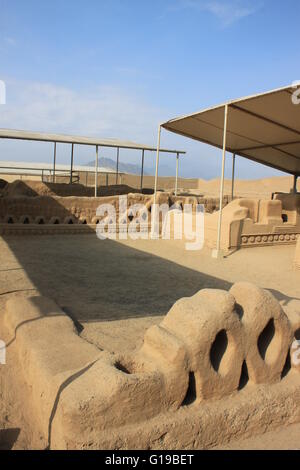 Sculptures en pierre et de sculptures de sables bitumineux au site archéologique de Chan Chan près de Trujillo, Pérou Banque D'Images