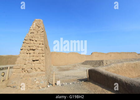 Sculptures en pierre et de sculptures de sables bitumineux au site archéologique de Chan Chan près de Trujillo, Pérou Banque D'Images