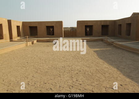 Sculptures en pierre et de sculptures de sables bitumineux au site archéologique de Chan Chan près de Trujillo, Pérou Banque D'Images