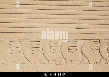 Sculptures en pierre et de sculptures de sables bitumineux au site archéologique de Chan Chan près de Trujillo, Pérou Banque D'Images