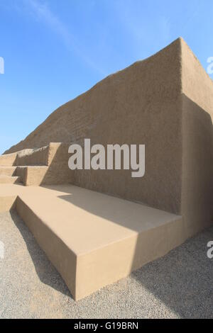 Sculptures en pierre et de sculptures de sables bitumineux au site archéologique de Chan Chan près de Trujillo, Pérou Banque D'Images