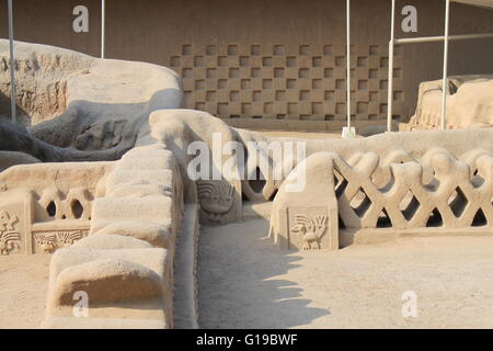 Sculptures en pierre et de sculptures de sables bitumineux au site archéologique de Chan Chan près de Trujillo, Pérou Banque D'Images