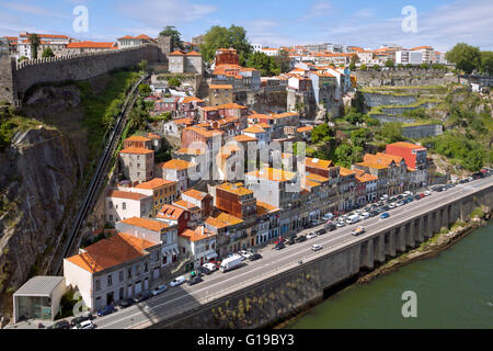 Vue aérienne de funiculaire dos Guindais et maisons pittoresques dans le centre historique de la ville de Porto, Portugal Banque D'Images