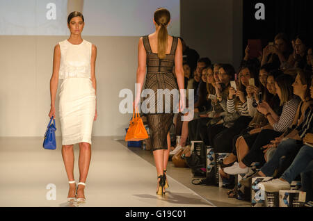 Sydney, Australie - 29 août 2015 : Reebonz Indeedlabs, et Transformulas fashion catwalk au cours de la piste le week-end au Terminal Passagers d'outre-mer à Circular Quay, Sydney. -- Les modèles à pied pendant le défilé, Reebonz Indeedlabs et Transformulas style fashion show à la fin de piste 2015. Banque D'Images