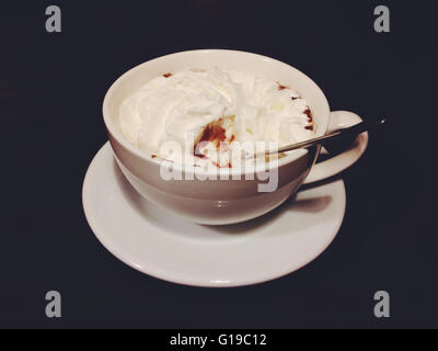 Chocolat chaud avec de la crème et une cuillère Banque D'Images