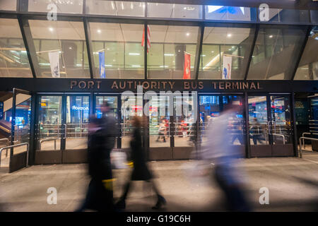 L'appuyant sur Port Authority Bus Terminal dans le centre de Manhattan à New York le mardi, Mai 3, 2016. Le terminal obsolète construite en 1950, avec des étages supplémentaires ajoutées en 1963 et une expansion en 1980 gère de nombreux plus de bus et de passagers qu'elle a été initialement conçue pour. (© Richard B. Levine) Banque D'Images