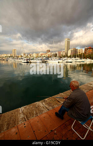 Bateaux dans le port, Alicante, Alicante, Costa Blanca, Espagne Banque D'Images