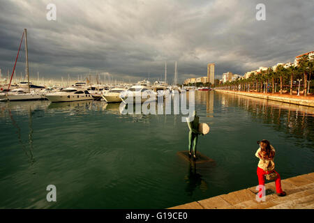 Sculpture par Esperanza d'Ors retour de Ikarus avec une aile de surf situé dans le port d'Alicante. Banque D'Images