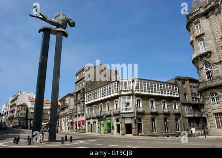 'El Sireno' (1991) Sculpture d'une mer-man par Francisco Leiro sur la Puerta del Sol, Vigo, Galice, Espagne Banque D'Images