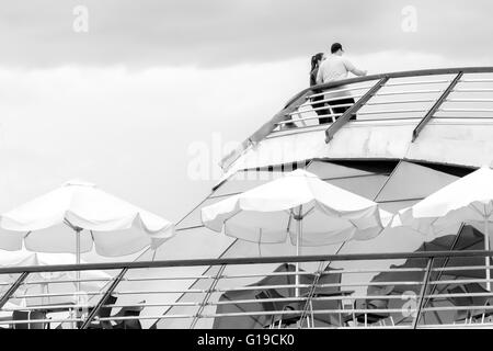 Bâtiment en forme de bateau dans le village de Santoña province de Cantabria, Espagne, Europe. Banque D'Images