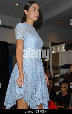 Sydney, Australie - le 3 septembre 2015 : David Jones participe à la Sydney Vogue fashion's Night Out en accueillant plusieurs défilés de mode. Sur la photo est un modèle présentant une tenue durant la parade de mode baptisée 'David Jones Une SHOTBYSOUND Parade # ' Banque D'Images