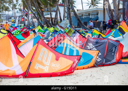 L'île de Boracay, Philippines - 01 février : kites laissés sécher à Bulabog beach Banque D'Images