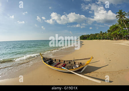 Chaloupe sur une plage tropicale de Koh Lanta Thaïlande Banque D'Images