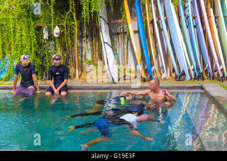 Une plongée en piscine. Banque D'Images